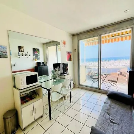 Port Apartment *